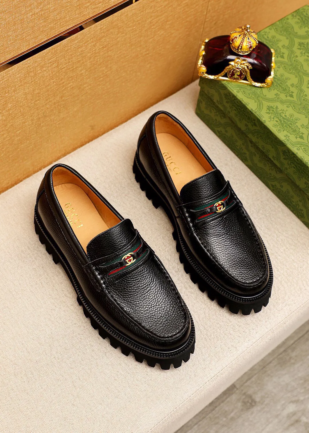 Men's shoes 💰580 💐 Product trademark: GUCCI "Gucci" casual leather shoes Regular size: 38-44 (45.46🉑️customized) Product materials: Selected imported first-layer pebbled cowhide leather upper + luxury hardware buckle, imported water-dyed cowhide leather lining. Strong three-dimensional visual effect, original foam outsole Color: 1⃣️color available